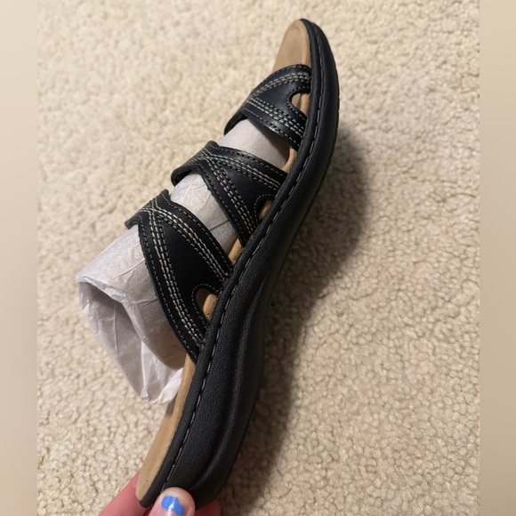 Clark’s women’s black sandals size 8.5 wide - Picture 3 of 5